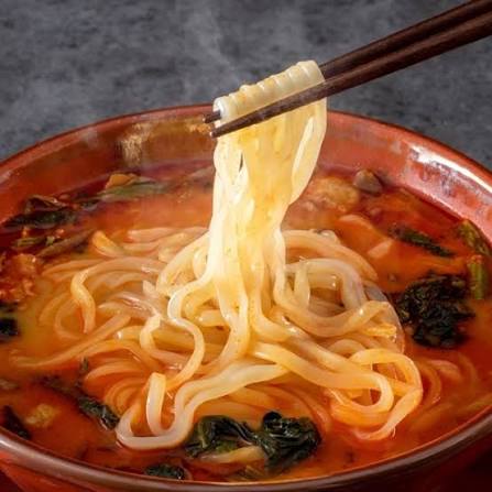 スープから平打ち麺を箸で持ち上げたユッケジャン麺