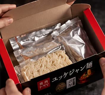ユッケジャン麺の箱を開けた中身（麺とスープのパック）